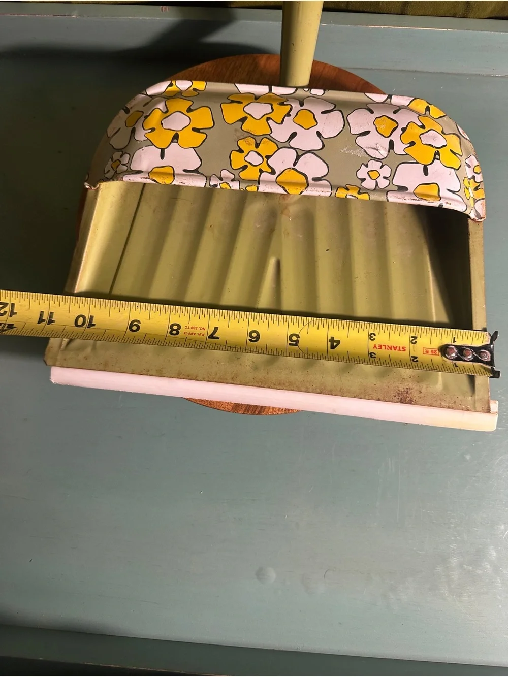 Vintage-Inspired Olive Green Floral Dustpan - Unbranded
